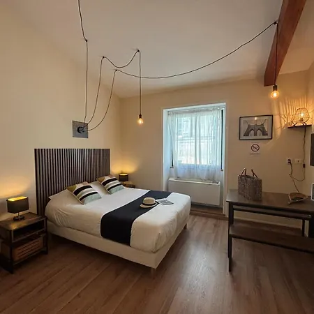 Les Du Valois, Centre Hotel