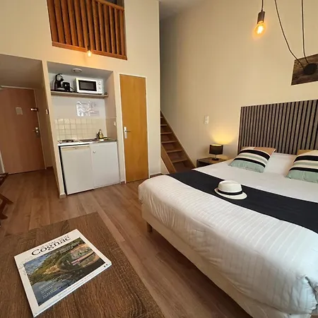 Les Du Valois, Centre