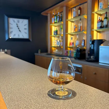 Les Du Valois, Centre