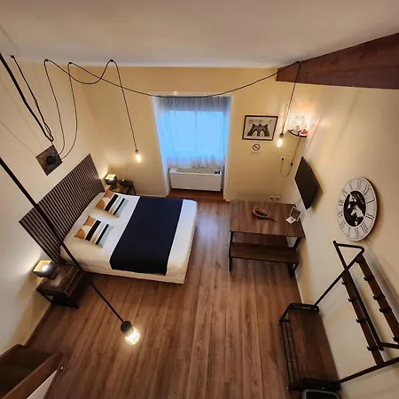 Les Du Valois, Centre Hotel